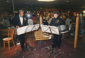 Het Nos Dos duo speelt in De Bijenkorf te Den Haag